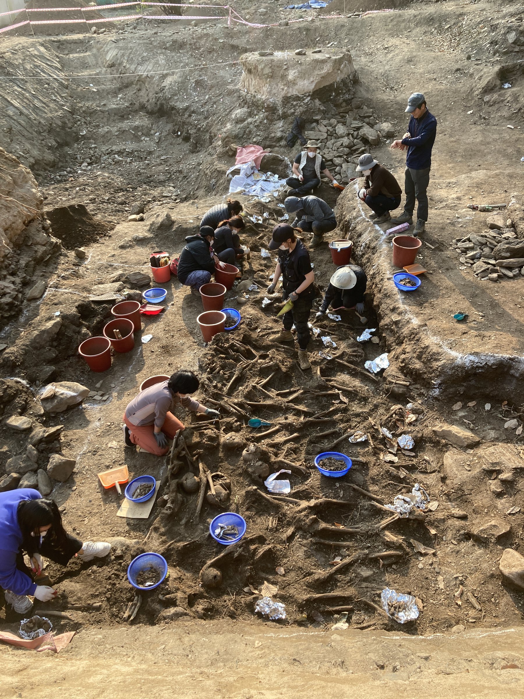 사진은 지난 2020년 11월 대전 골령골 유해발굴 현장 모습. 제주다크투어는 이 당시에도 유해발굴을 지원했습니다.