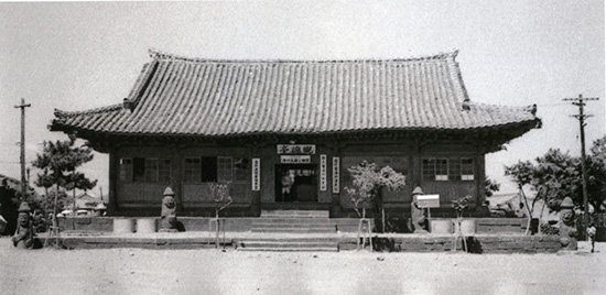 1950년대 도의회(남쪽)와 미문화공보원(북쪽)이 공동으로 사용할 당시의 모습.
