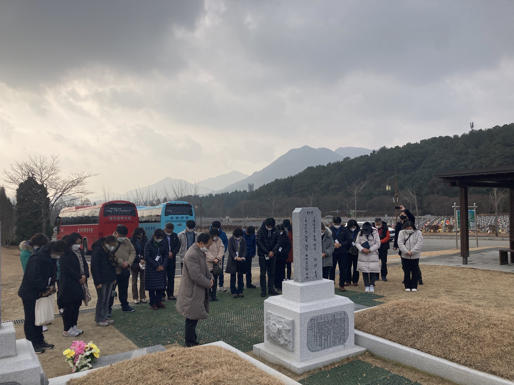대전 현충원을 찾은 교류사업 참가자들이 지난 8월께 새롭게 안치된 홍범도 장군의 묘 앞에서 참배하고 있습니다.