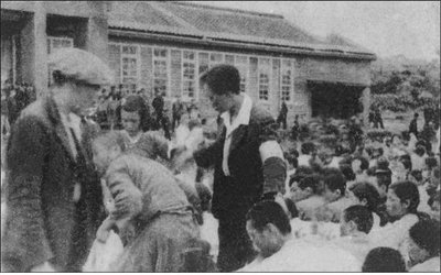 제주농업학교 운동장에서 귀순자 가운데 무장대 협력자를 가려내는 심문반(1949년 4월, 4·3아카이브)
