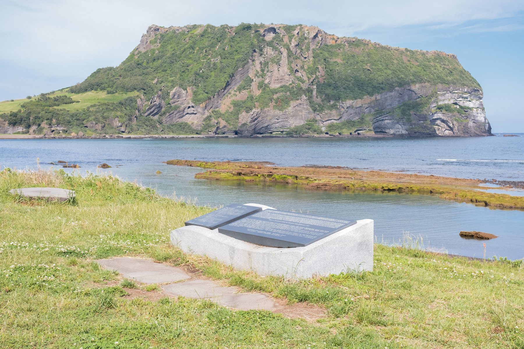 프랑스 작가 J.M G.LE Clezio의 기행문이 담긴 표석. 표석 뒤로 성산일출봉과 바다가 보입니다.
