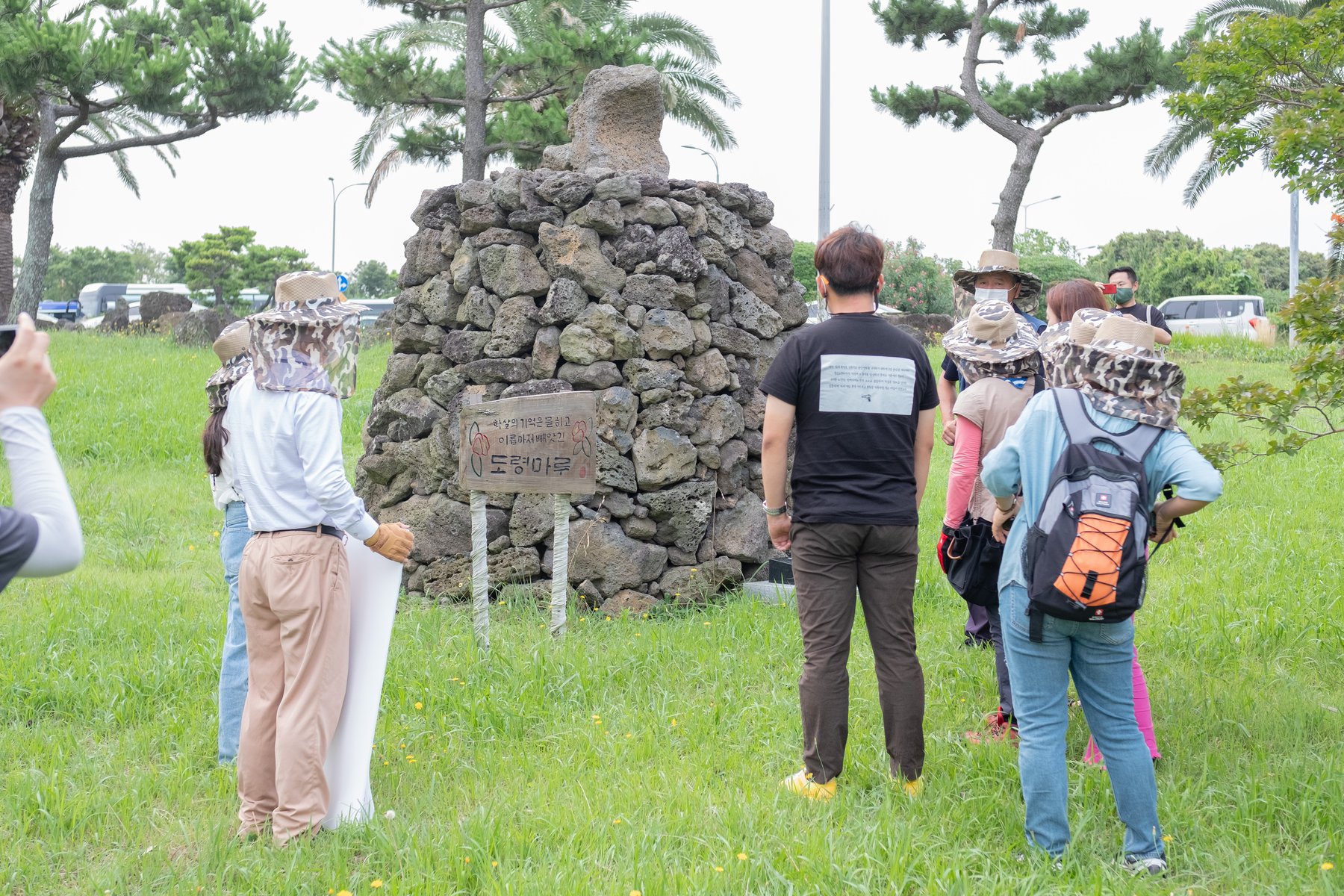 지난 7월 10일 제주4·3 유적지 시민지킴이단이 도령마루 인근에 조성된 방사탑을 살펴보고 있다.