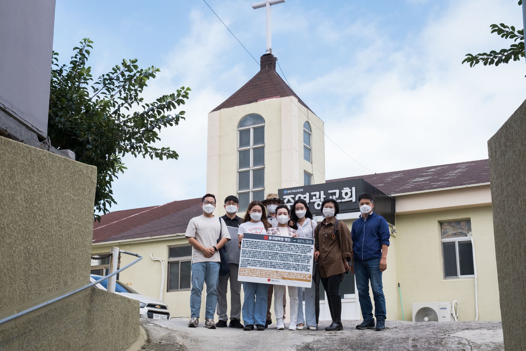 지난 9월 25일 제주4·3 유적지 시민지킴이단이 하귀중학원 2학년 교실 옛터에서 답사 활동을 벌이고 있다.