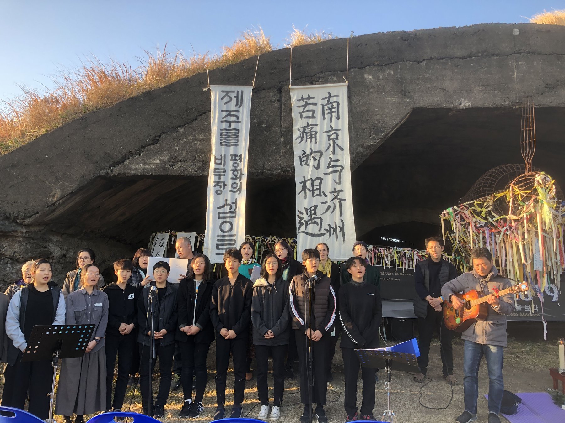 난징대학살 82주기 추모제에서 최상돈님의 애기동백꽃의 노래를 강정마을 활동가들과 볍씨학교 학생들이 함께 불렀습니다
