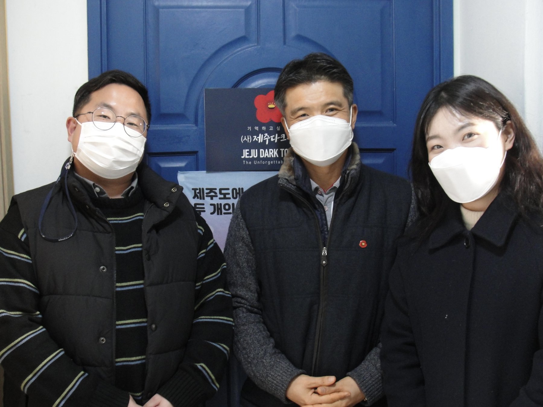 제주다크투어 사무실 앞에서 대표님과 저희의 모습을 김복기 선생님께서 담아주셨습니다 :)