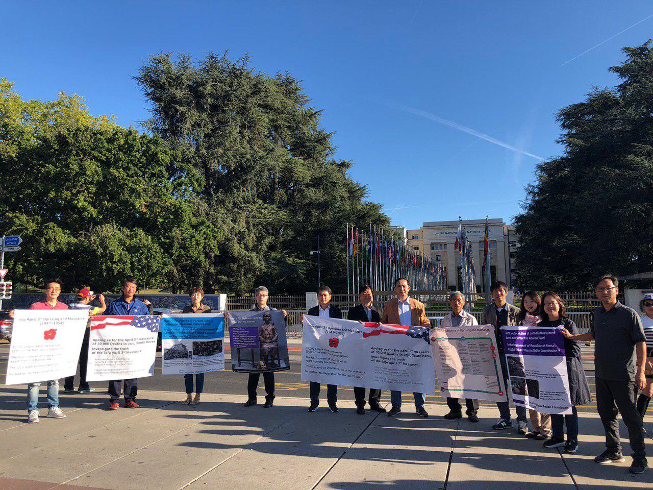 거리 캠페인을 마무리하고 유엔 본부 앞 단체사진