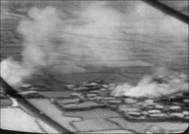 4·3 당시 '제주도의 메이데이'에 촬영된 불타는 오라리 마을의 모습. (출처: 제주4·3사건진상조사보고서)