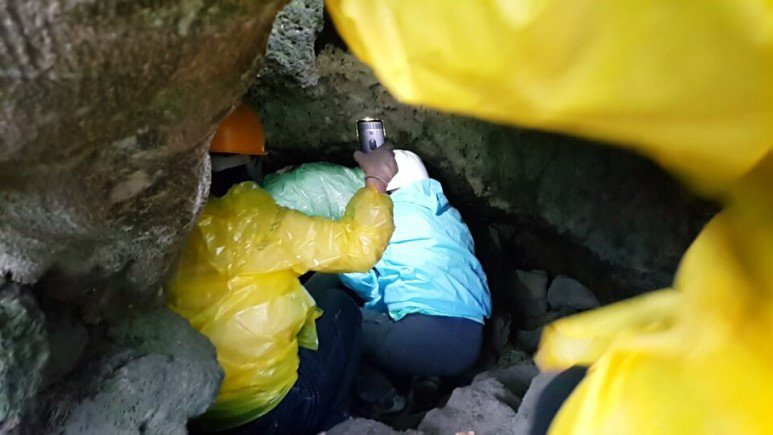 동광리 큰넓궤. 참가자들이 헬멧을 쓰고 천천히 동굴 안으로 들어가고 있다 ©김치환
