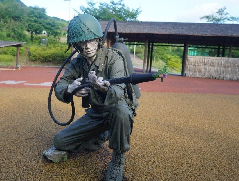 월남파병용사 만남의 장에 조성된 군인 모형. 총구에 꽃을 꽂아 선물했습니다.