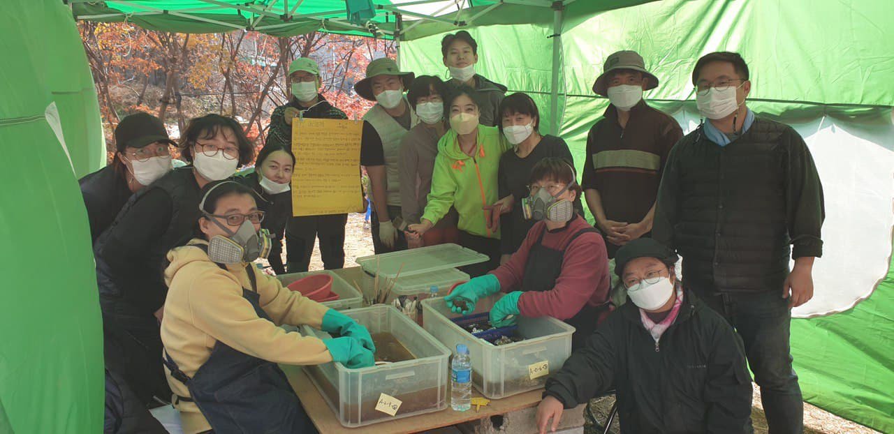 대전 골령골 한국전쟁 민간인 집단학살 피해자 유해발굴팀과 자원봉사자들.