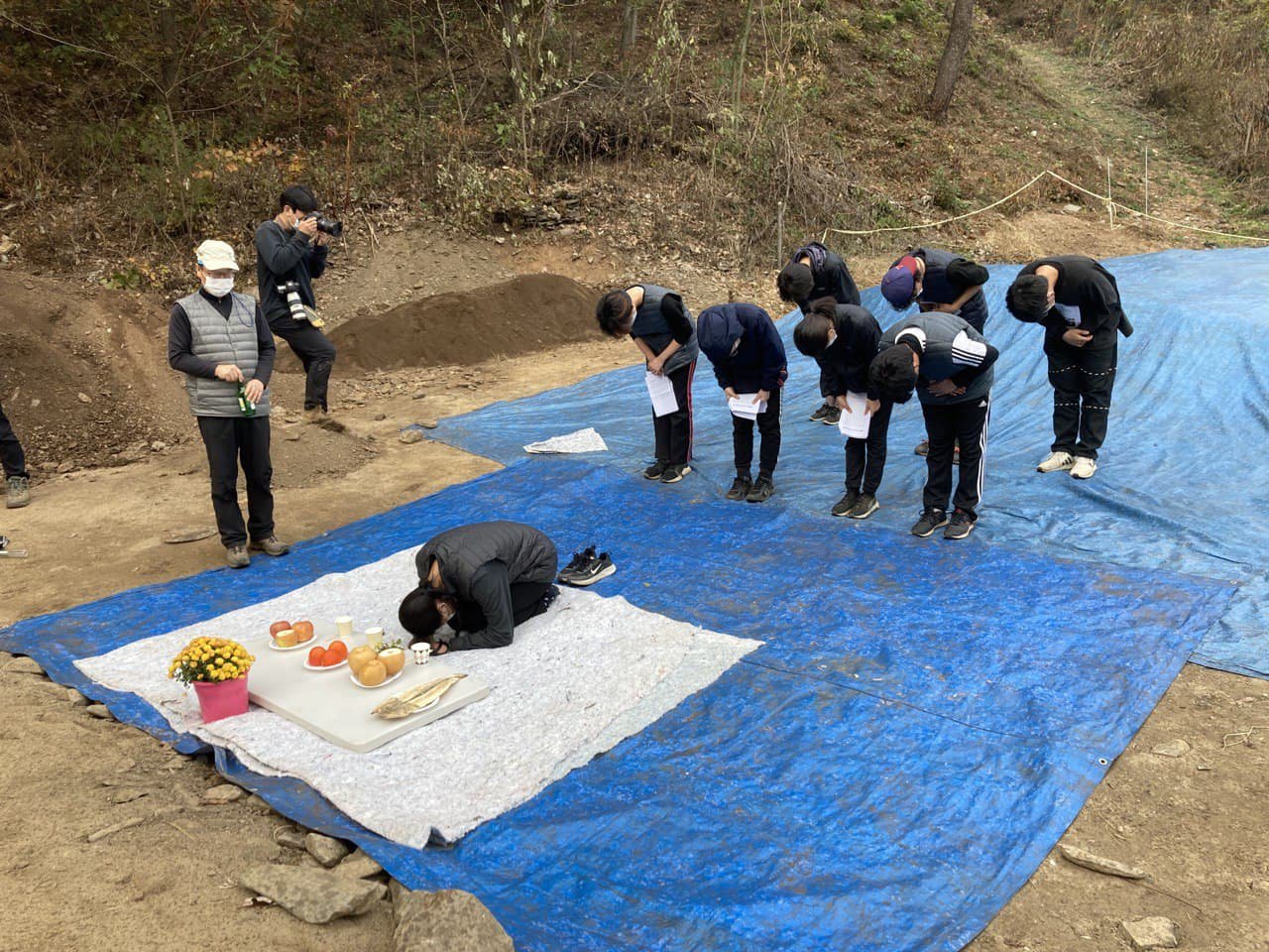 성미산학교 학생들과 유해발굴팀 등이 대전 골령골에서 한국전쟁 민간인 집단학살 피해자를 추모하는 위령제를 진행했습니다.
